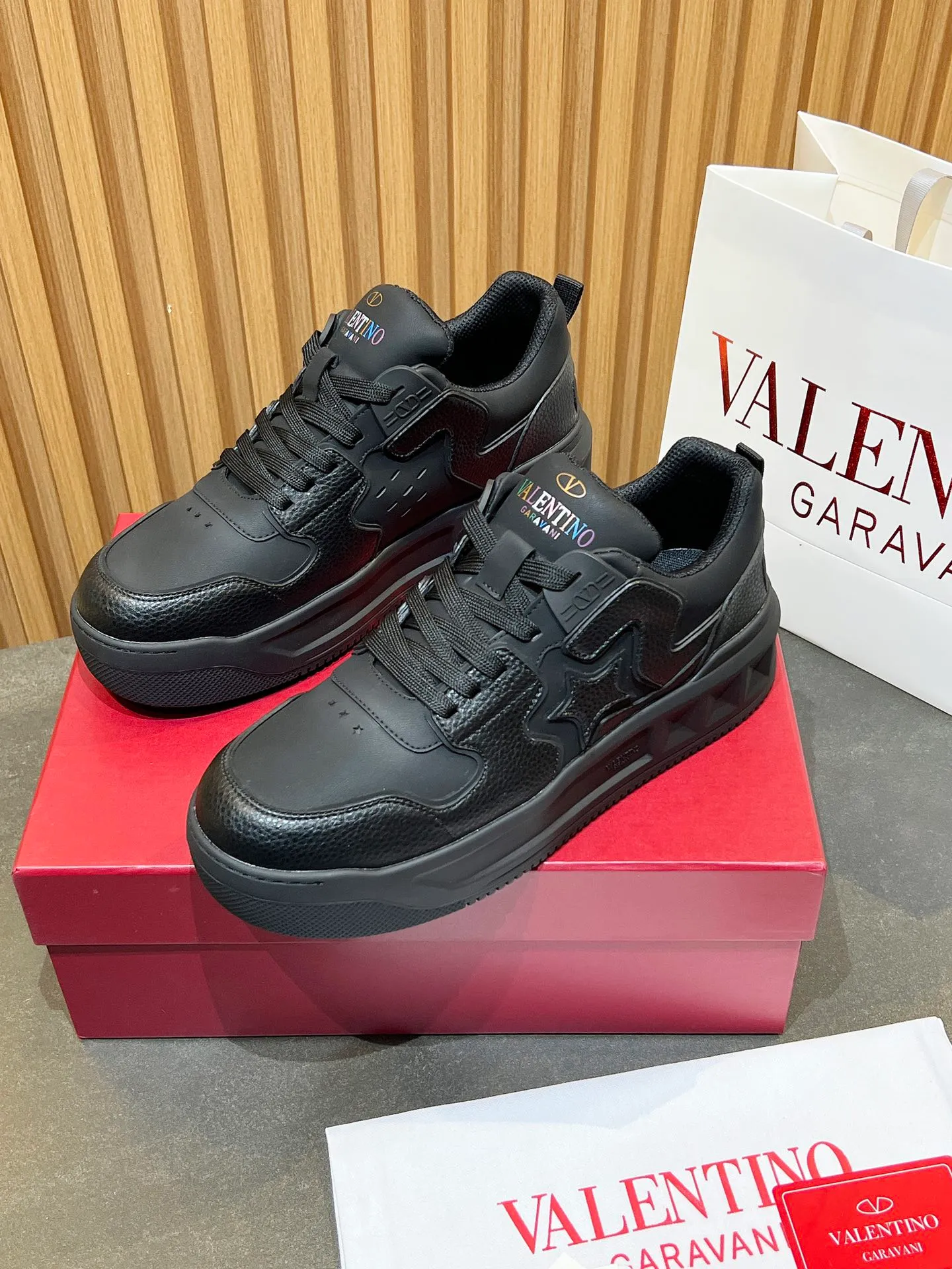 👟👟Ex-factory price 660👟👟 𝑽𝒂𝒍𝒆𝒏𝒕𝒊𝒏𝒐Valentino 𝑶𝒏𝒆𝑺𝒕𝒖𝒅 Couple casual sports shoes series Valentino 2024 new couple sports shoes are on sale. The original ZP was purchased and dismantled. Repeated pattern making and modification. I tried my best to restore it one to one! Top luxury masterpiece Signature five-pointed star design Soft and comfortable genuine leather with contrasting colors brings excellent and elegant texture and excellent on-foot comfort Top purchasing version upper: imported calfskin surface/original oil edge craftsmanship Outsole: original development 𝐓𝐏𝐔 two-color combination outsole Packaging: original configuration complete package Code number: 34-𝟒𝟓